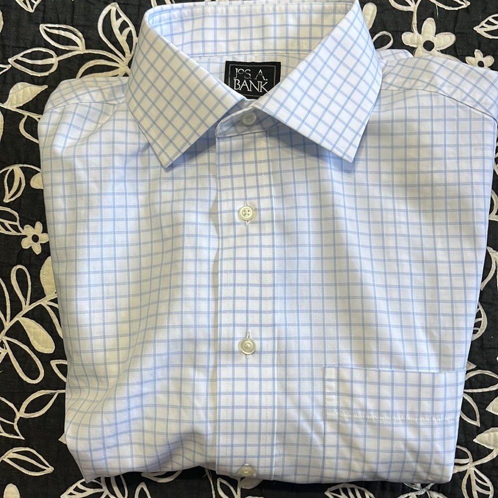 (375)NWOT Mens long sleeve dress shirt by Jos A Bank. Blue/white. Size 15-36